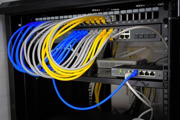 Zbliżenie na patchcordy firmy A-Lantec wraz z osprzętem aktywnym TP-LINK OMADA